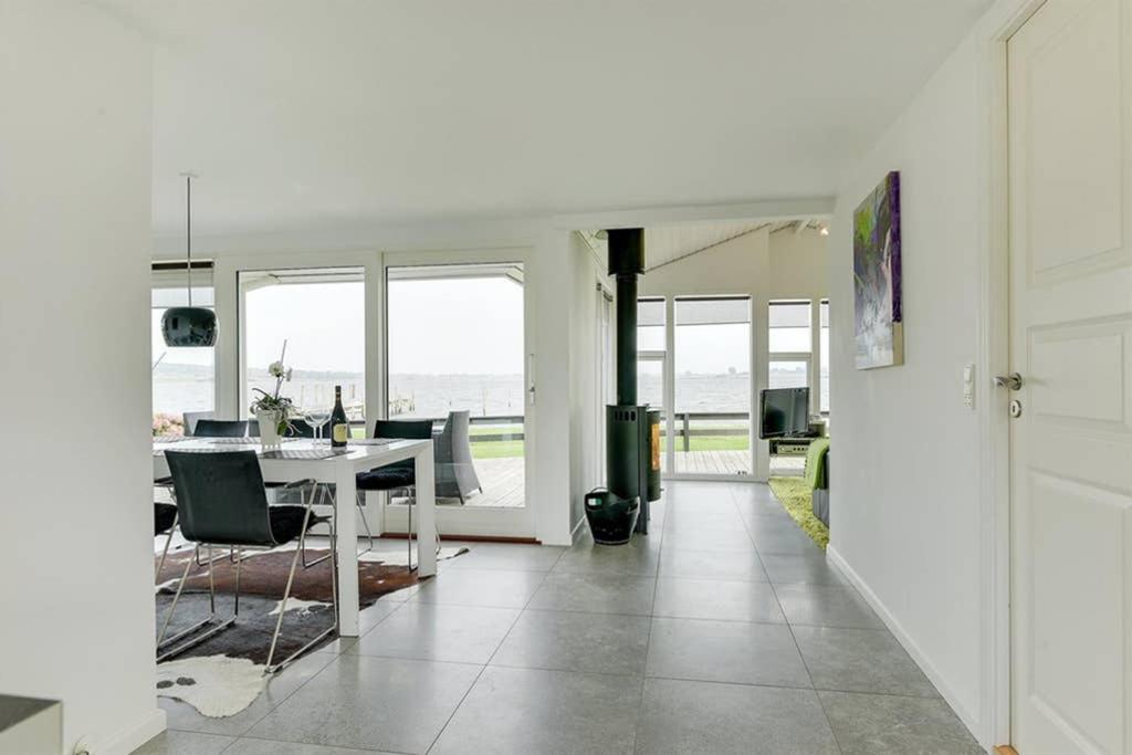 Eksklusiv Sommerhus Beliggende I Vandkanten Munkebo Exterior foto