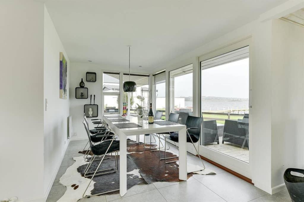 Eksklusiv Sommerhus Beliggende I Vandkanten Munkebo Exterior foto