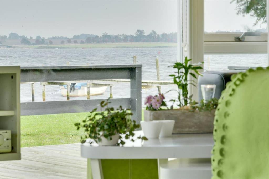 Eksklusiv Sommerhus Beliggende I Vandkanten Munkebo Exterior foto